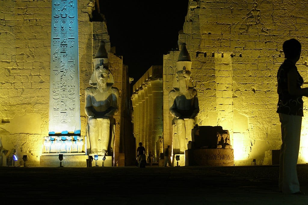 Luxor_Temple_at_night,_lights,_Luxor,_Egypt